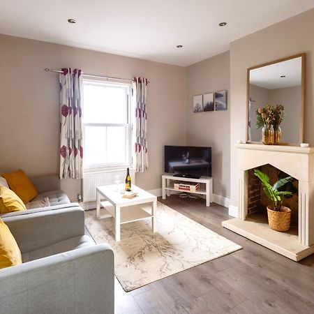 Family Home In Central Guildford With Parking Exterior photo