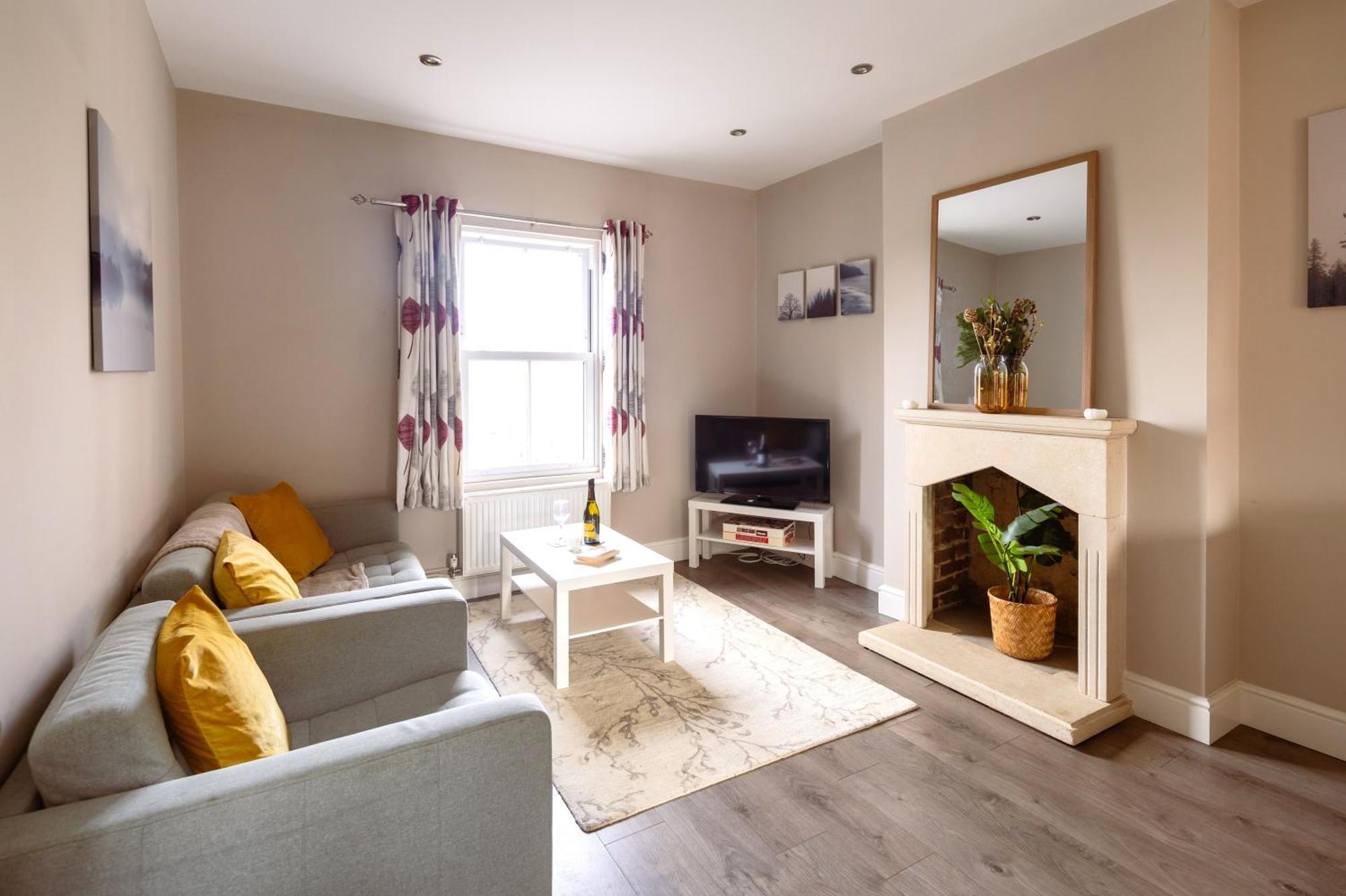 Family Home In Central Guildford With Parking Exterior photo