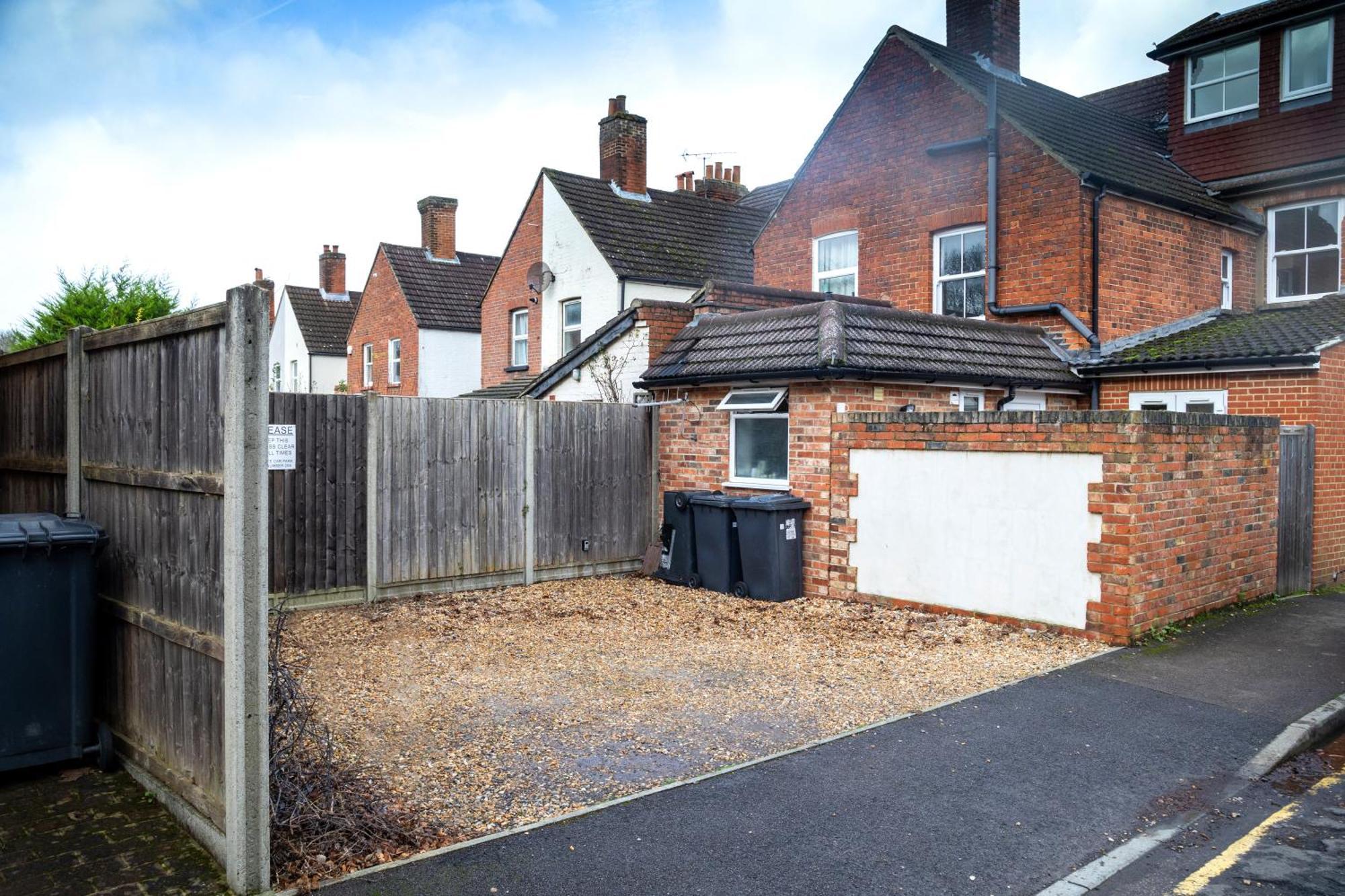 Family Home In Central Guildford With Parking Exterior photo