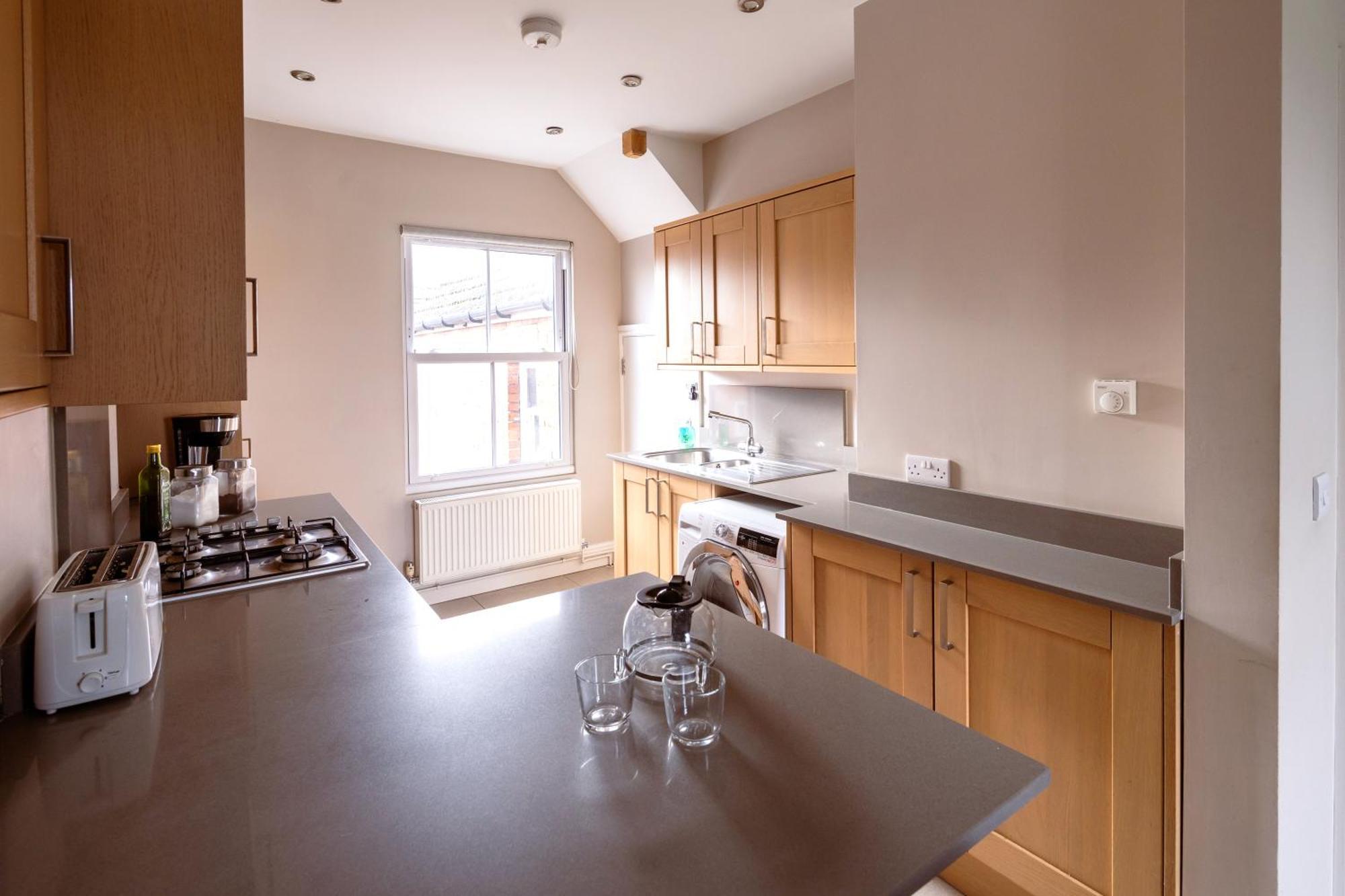 Family Home In Central Guildford With Parking Exterior photo