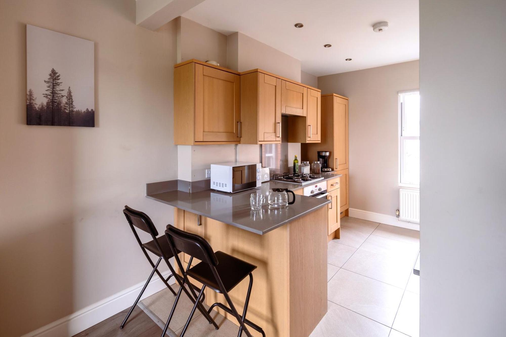 Family Home In Central Guildford With Parking Exterior photo